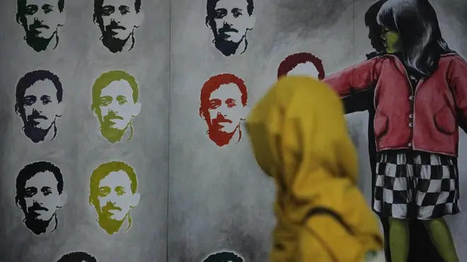 Setelah kematiannya, sosok Munir menjadi simbol perjuangan hak asasi manusia. Wajahnya menghiasi tembok di berbagai kota dan kisah hidupnya menginspirasi berbagai karya seni.