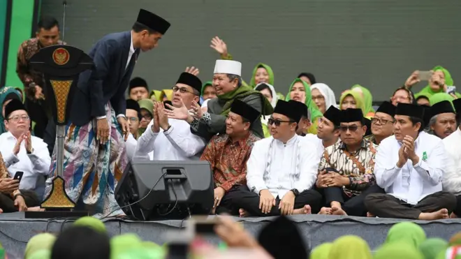 Presiden Joko Widodo membungkukkan badan seusai memberikan sambutan pada Harlah ke-73 Muslimat Nahdlatul Ulama (NU) di Stadion Utama Gelora Bung Karno, Jakarta, 27 Januari 2019.