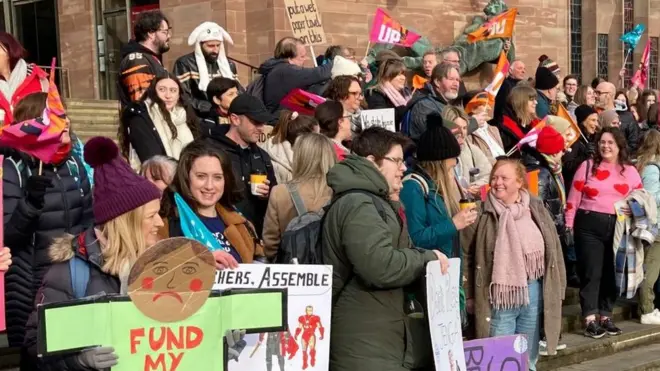 شارك مئات الآلاف من العمال في الإضراب