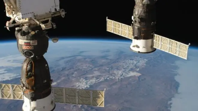 රුසියානු සෝයුස් යානයෙන් (වමේ) පසුගිය ජුනි මාසයේදී අභ්‍යවකාශ මධ්‍යස්ථානයට අලුත් සාමාජිකයින් තිදෙනෙකු ගෙන ආවේය.