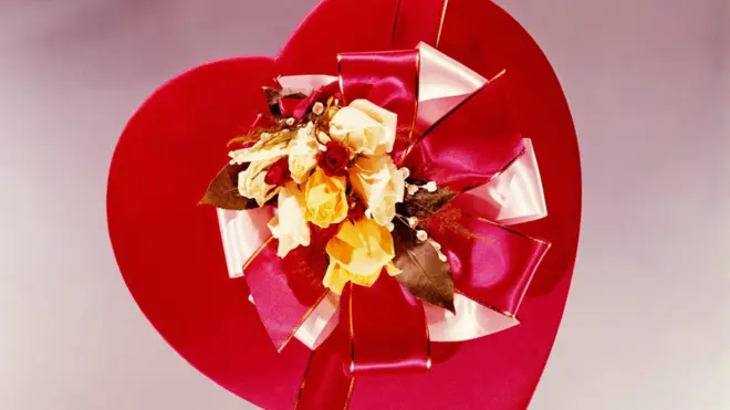 عادة ما يتبادل العشاق هدايا وحلوى على شكل قلب