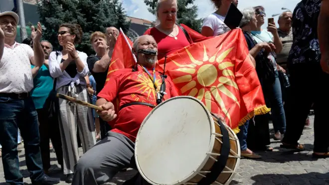 马其顿示威者指，协议损害马其顿的国家身份。