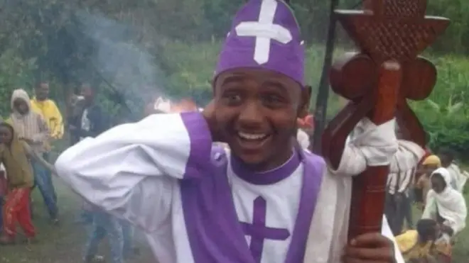 የአማኑኤል አባት ልጃቸው ቤተ-ክርስቲያን ያደገ ዲያቆን ነበር ይላሉ።