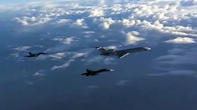 Транспортные самолеты минобороны регулярно выполняют полеты в сирийскую Латакию (на фото от марта 2016 года - военный Ту-154 в сопровождении истребителей)