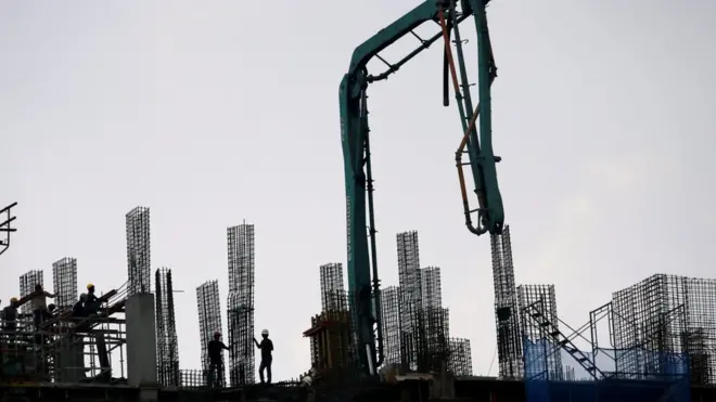 Presiden Joko Widodo menyarankan nilai tukar rupiah tidak semata-mata diukur dengan dolar Amerika Serikat lagi.