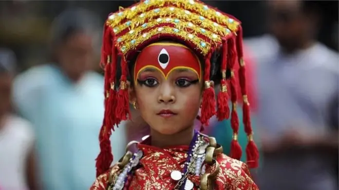 روایت کے مطابق دیوی کو بہادر اور بے خوف ہونا چاہیے