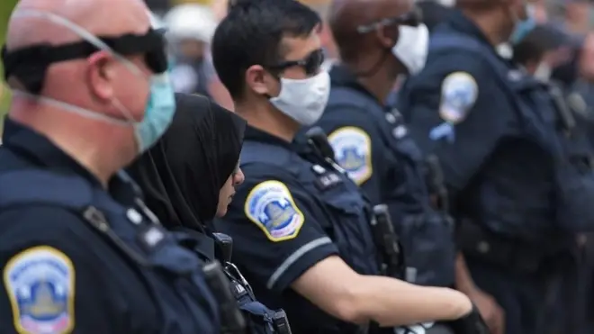 Han surgido ideas para reformar los cuerpos de policía, como desviar dinero y tareas para financiar la salud mental y el trabajo social.