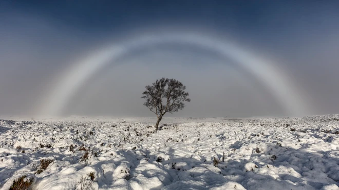 Arco de niebla sobre Rannoch Moor