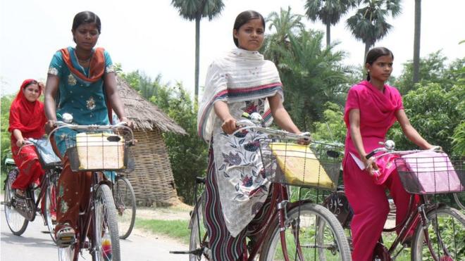 Дівчата в Індії на велосипеді