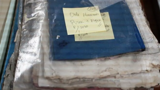 Mayoritas dokumen yang didaftarkan korban banjir rusak karena tidak dilindungi pelapis dan tak disimpan di ruang aman.