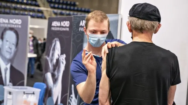 Danimarka'da bir kişiye aşı yapılırken