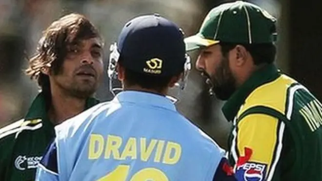 2004 की चैपियंस ट्रॉफी में पाकिस्तान के शोएब अख़्तर और भारत के राहुल द्रविड में नोंक-झोंक हो गई थी.