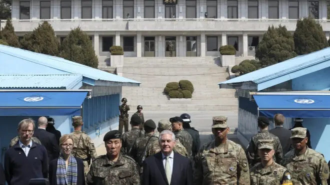 Rex Tillerson (tengah) juga mengunjungi sebelah selatan kawasan demiliterisasi di Panmunjom, yang memisahkan Korea Selatan dan Utara.