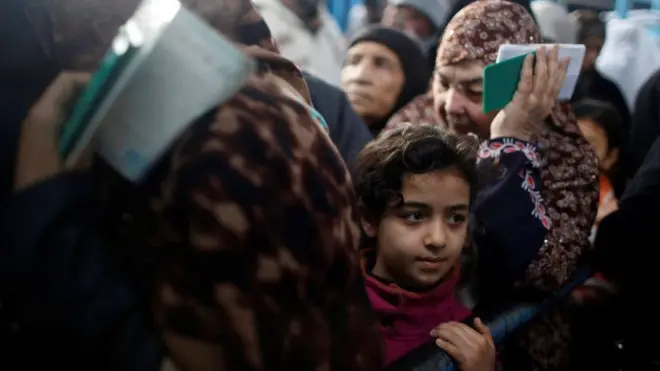 له فلسطینیانو سره کېدونکې مرسته تر ډېره خوراکي توکي او د څښاک پاکې اوبه وي.