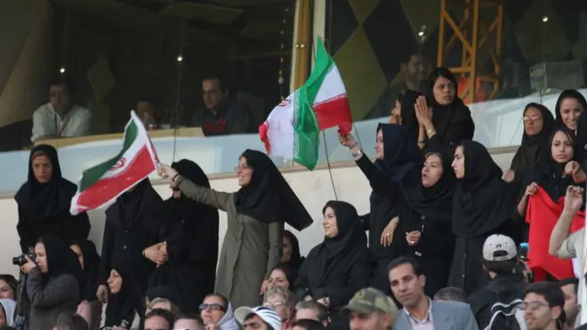 ایران کې عموماً ښځو ته اجازه نه ورکول کېږي چې لوبغالو کې د نارینه و لوبې وګوري