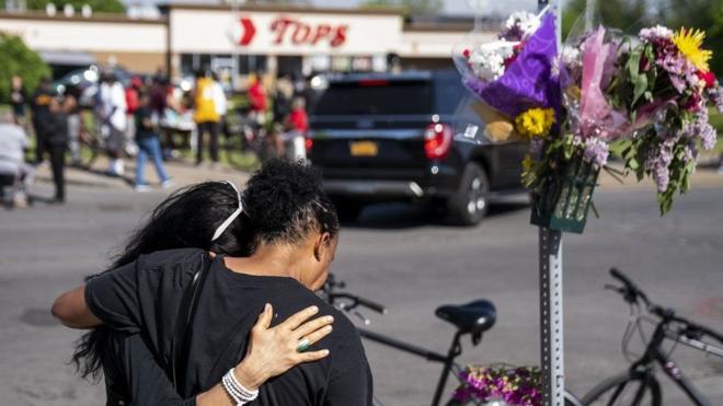 ผู้คนร่วมไว้อาลัยให้แก่ผู้เสียชีวิต หลังเกิดเหตุกราดยิงที่ซูเปอร์มาร์เก็ตในเมืองบัฟฟาโล รัฐนิวยอร์ก