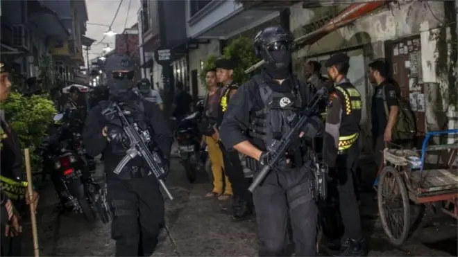 Lebih dari dua ratus terduga teroris dari jaringan Jamaah Ansharut Daulah (JAD) ditangkap Densus 88 sejak serangkaian aksi teror di Surabaya