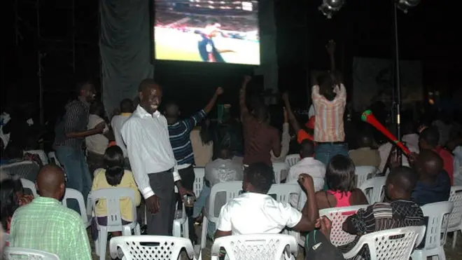 ፈተውቲ ኩዕሶ እግሪ፡ 11 ሓምለ 2010 ንጋንታታት እስፓኛን ሆላንድን ንዋንጫ መን ወሰደ ኣብ ኢትዮፕያን ቪሌጅ እናተዓዘቡ 11/07/2010