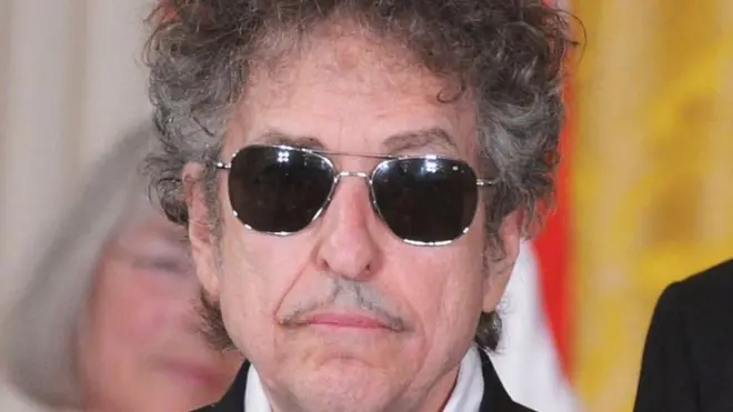 تېره میاشت ډېلان د نوبل د ادبیاتو جایزه وګټله.