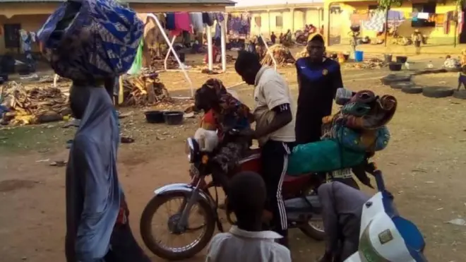 Village pipo try pack wetin dem fit carry