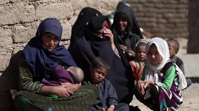 अर्थव्यवस्था ढहने के कगार पर है और एक-तिहाई आबादी भूख से बेहाल है.