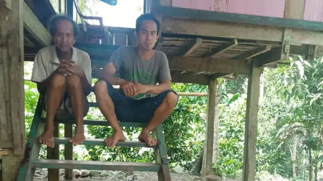 Natu dan Ario Permadi di rumah panggung mereka di Desa Ale Sewo, Soppeng, Sulsel, Rabu (24/02).