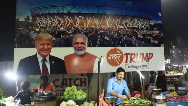 अहमदाबाद में 'नमस्ते ट्रंप' की एक होर्डिंग