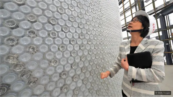 Barang-barang plastik yang kita anggap sebagai sampah, sebenarnya bisa dipakai lagi untuk bahan konstruksi.