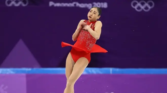 El "triple axel" (tres giros y medio en el aire) es una de las acrobacias más difíciles del patinaje artístico, por el medio giro extra que hay que añadirle.