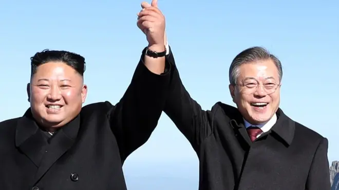 백두산 정상에 오른 남북 정상