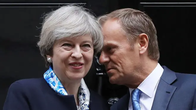 Теперь у главы Евросоюза Дональда Туска больше оснований улыбаться, чем у Терезы Мэй: позиции сторонников "жесткого брекзита" после выборов явно не укрепились