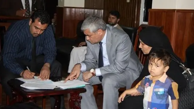 ښاغلی حمیدي هره دوشنبه له پنځوسو تر سلو شکایت کوونکو سره مخ په مخ ګور.ي