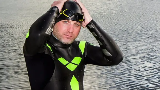 السباح بين هوبر