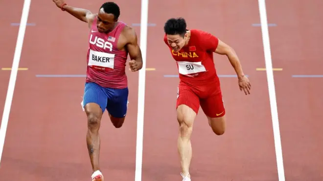 Ronnie Baker của Hoa Kỳ và Su Bingtian của Trung Quốc tranh tài trong trận chung kết 100 m nam