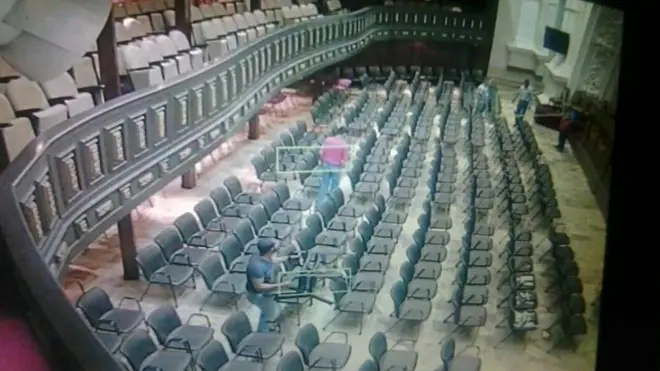 Ulusal Meclis, Twitter hesabından meclis salonuna giren Kurucu Meclis üyelerinin fotoğraflarını yayınladı.