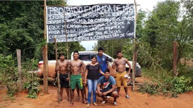این قبیله هم به کمک جوانان خود جاده منتهی به روستا را مسدود کرده بلکه مانع از سرایت کرونا توسط غریبگان یا مسافران شود