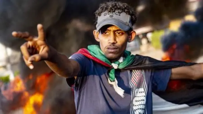 متظاهر سوداني