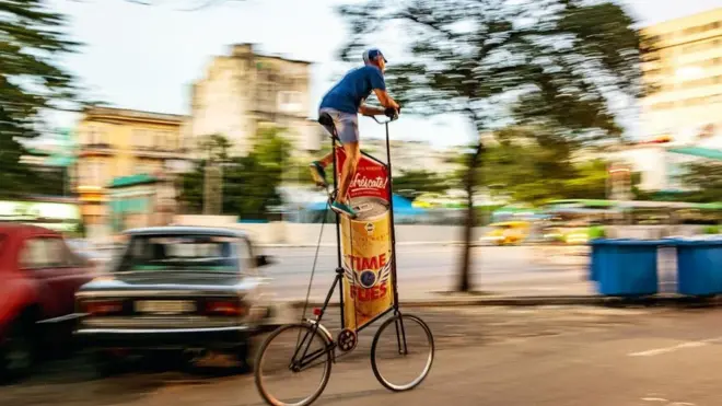A Cepero le encanta ir a toda velocidad por la capital cubana.