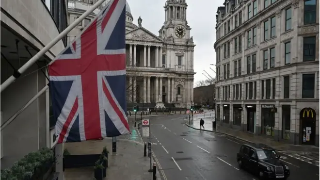 опустевшая улица в лондоне