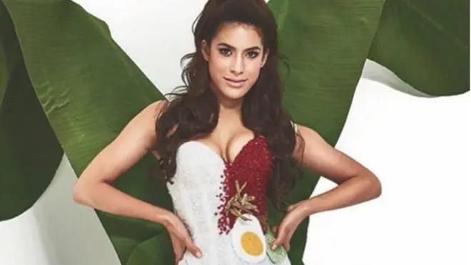 Gaun itu memiliki sayap hijau yang menggambarkan daun pisang.