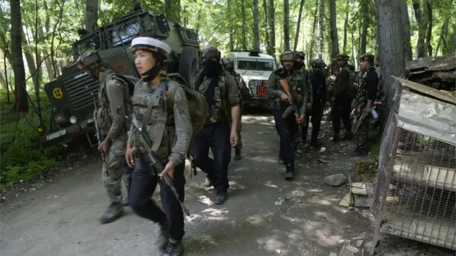 گذشتہ ایک ہفتے میں اب تک ایک درجن سے زیادہ شدت پسند مختلف آپریشنوں میں مارے جا چکے ہیں