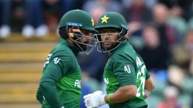 امام الحق نصف سنچری بنا کر آؤٹ ہو گئے ہیں۔ انھوں نے 75 گیندوں پر 53 رنز بنائے