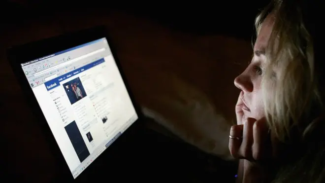 Facebook'a giren bir kadın