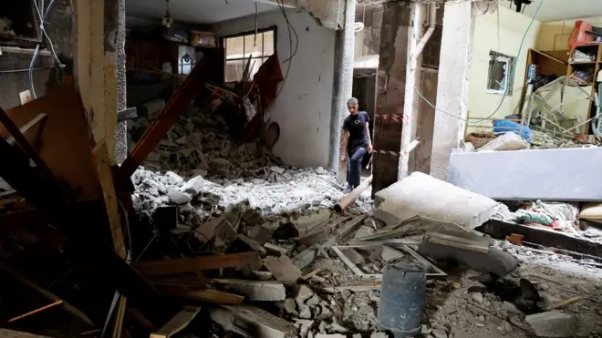 مسؤول الخدمات في مخيم بلاطة يقول إن الجيش الإسرائيلي فجر ثلاثة منازل داخل المخيم بصواريخ "الأنيرجا".