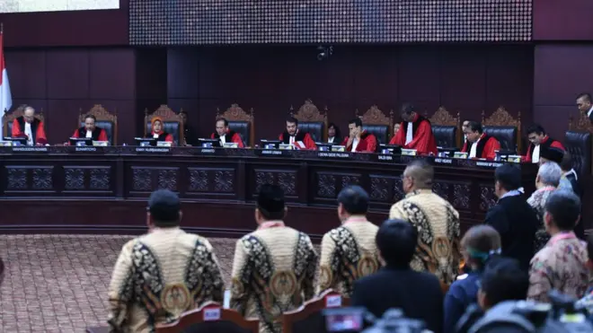 Mahkamah Konstitusi memutuskan untuk menolak permohonan pihak Prabowo dalam sengketa pemilu 2019.