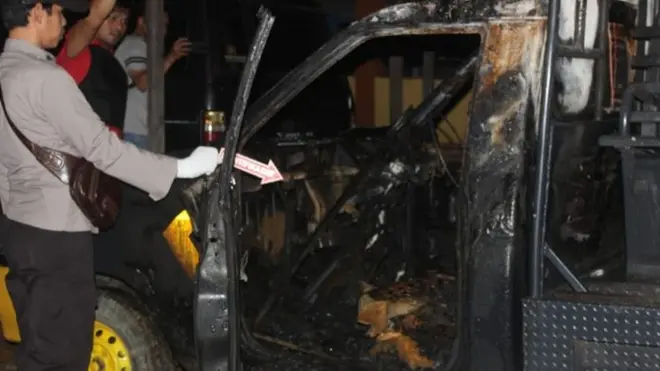 Mobil Patroli Mapolsek Daha Selatan yang dibakar pelaku penyerangan, Senin dini hari (01/06)