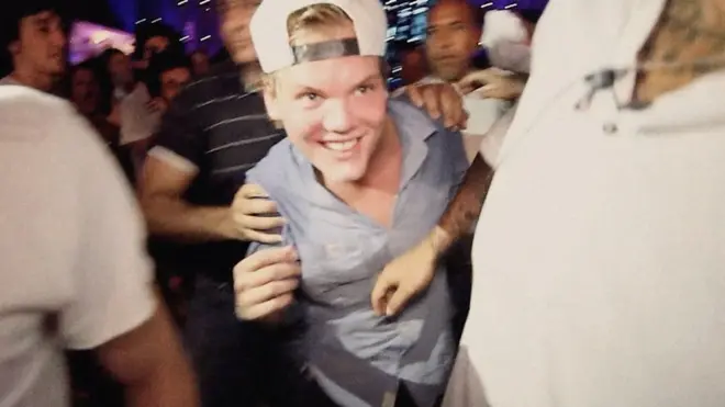 Avicii luta para passar por meio dos fãs