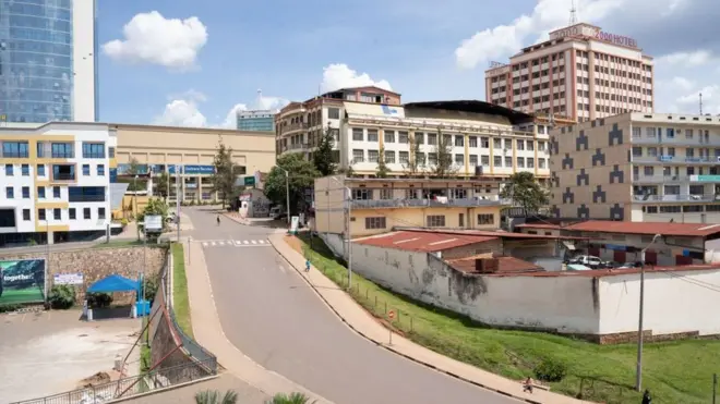 Mu kwezi kwa kane umwaka ushize ubwo mu Rwanda bari muri 'Guma mu rugo'. AHa ni hagati mu mujyi wa Kigali ku nzira imanuka ijya aho bategera imodoka, hamwe mu hantu ubusanzwe haba hari urujya n'uruza rw'abantu benshi cyane