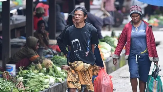 Sejumlah pembeli berjalan di Pasar Tradisional Tolikelek, Kota Wamena, Kabupaten Jayawijaya, Papua, Kamis (10/10).