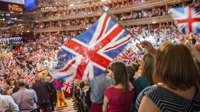 BBC逍遥音乐会的终场之夜，爱国歌曲伴随国旗飘扬。